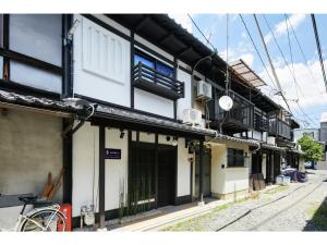 a building with a bike parked in front of it at TSUBOMI luxury Inn Shimabara Bettei 2 - Vacation STAY 83403v in Kyoto