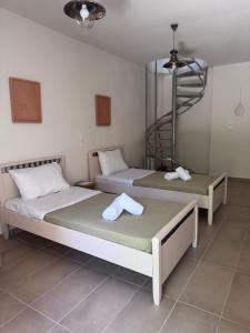 TeméniaにあるPetra Homes Temeniaの部屋に並んで置かれた2つのベッド