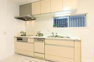 名古屋市にあるNagoya - House - Vacation STAY 19708の白いキャビネットとシンクのあるキッチン