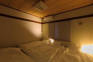 名古屋市にあるNagoya - House - Vacation STAY 19708のベッド2台と窓のある寝室 +4枚の写真