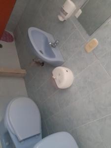 a bathroom with a toilet and a bidet and a sink at Hostal Amanecer Costero in Santa Marta