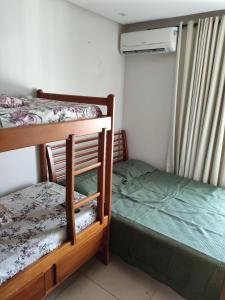 une chambre avec deux lits superposés et une fenêtre dans l'établissement Apartamento em caldas novas, à Caldas Novas 18 autres photos