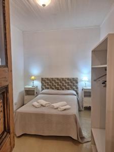 a bedroom with a bed with two towels on it at Casa Microcentro- luminoso- silencioso in Pergamino