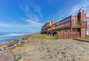 a building on the beach near the ocean at Pacific Sands Resort #22 in Neskowin