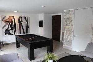 Una sala de estar con una mesa de billar en una habitación. en Cozy and relax Apartment, en Puerto Natales