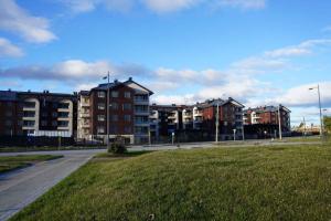 Una calle vacía con edificios y un campo de hierba. en Cozy and relax Apartment, en Puerto Natales