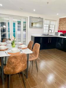 a dining room with a table and chairs at Relaxed Leigh-on-Sea Escape, Family-Friendly & Contractor Stays in Hockley
