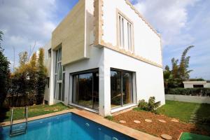 Bazén v ubytování maison écologique a casa nebo v jeho okolí