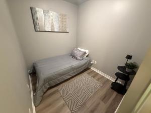 Kleines Zimmer mit einem Bett und einem Teppich in der Unterkunft Large Downtown 2Br condo with Parking steps to Eaton Centre, UofT and SickKids in Toronto + 10 Fotos