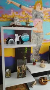 a shelf with a woman painted on the wall at Rincón de descanso in Ponferrada