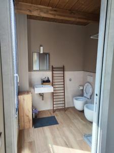 Ένα μπάνιο στο La Casetta Guest House 1