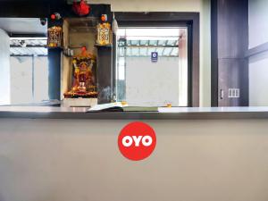 ChākanにあるHotel O New Dreamlandの部屋のカウンターの赤い看板