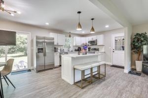 Fotografie z fotogalerie ubytování Updated Wilmington Home Near Intracoastal Access v destinaci Wilmington