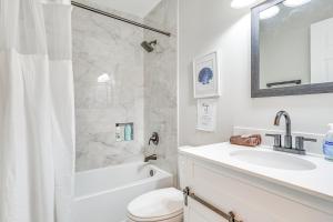Koupelna v ubytování Updated Wilmington Home Near Intracoastal Access + 19 fotografií