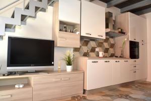 ein Wohnzimmer mit einem Flachbild-TV auf einem Schrank in der Unterkunft San Biagio, 25 Apartment A in Neapel