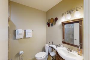 Ένα μπάνιο στο The Modern Oceanfront View Condo #203 +20 φωτογραφίες