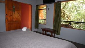 Postel nebo postele na pokoji v ubytování Manakin Lodge, Monteverde