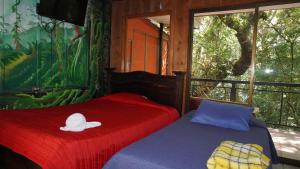 Postel nebo postele na pokoji v ubytování Manakin Lodge, Monteverde