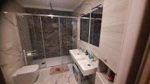 un bagno con wc, lavandino e doccia di LuMas a Cassino