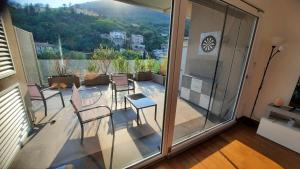 un balcone con sedie e un tavolo con vista di LuMas a Cassino