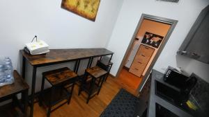 una vista sul soffitto di una camera con tavolo e sedie di LuMas a Cassino Altre 6 foto