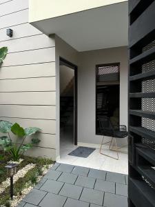 un patio con una silla junto a una casa en Los Ángeles, en Fortuna