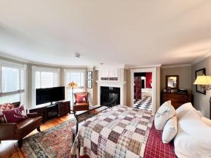 The Four Columns Inn & 1832 Tavern客房内的一张或多张床位