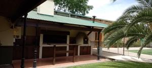 ein Gebäude mit einem Flachbild-TV darüber in der Unterkunft El rancho e Matias in Villa Lía