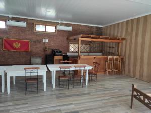 Großes Zimmer mit einem Tisch und Stühlen. in der Unterkunft El rancho e Matias in Villa Lía