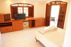 Et tv og/eller underholdning på Casa de Fazenda Histórica, Mergulhada na Natureza, com Vista Panorâmica Deslumbrante e Grande Varanda a 2 km do Centro