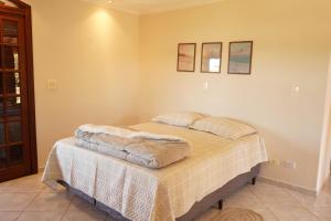 En eller flere senge i et værelse på Casa de Fazenda Histórica, Mergulhada na Natureza, com Vista Panorâmica Deslumbrante e Grande Varanda a 2 km do Centro