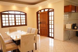 Køkken eller tekøkken på Casa de Fazenda Histórica, Mergulhada na Natureza, com Vista Panorâmica Deslumbrante e Grande Varanda a 2 km do Centro