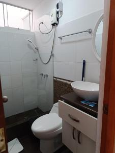 ein Badezimmer mit Toilette und Waschbecken in der Unterkunft Departamento Frente al Cc Mega plaza - Ica in Ica