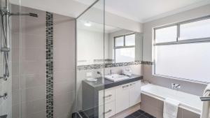 Ένα μπάνιο στο Stylish Marina-Front Getaway +21 φωτογραφίες