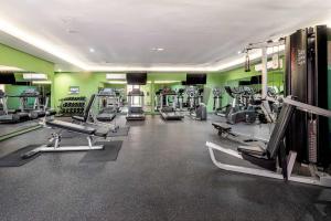 Centrul de fitness și/sau facilități de fitness de la Large studio with working space 100m from 5th Ave
