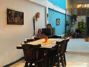 - une table en bois avec des chaises dans l'établissement La Chiva Hostal Armenia, à Armenia 23 autres photos