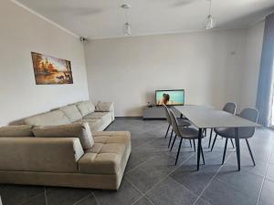 ein Wohnzimmer mit Sofa und Tisch in der Unterkunft Vila Pulo in Tragjas