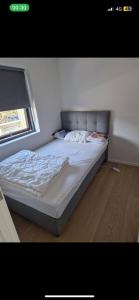 Giường trong phòng chung tại Mandal