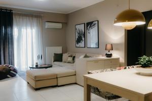 una sala de estar con un sofá y una mesa en Apt D5, en Tesalónica
