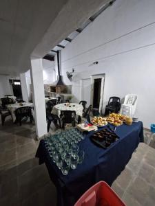 Una mesa con platos y vasos encima en una habitación. en La Encantada, en Salta