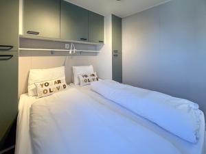 a bedroom with a bed with white sheets and pillows at Fuut 24-28 in Breukelen