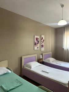 two beds in a room with two beds sidx sidx sidx at Turdiu center apart in Tirana