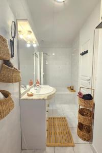 Ένα μπάνιο στο Le Doux Rivage avec Vue Lagune Nature Plage à Pied Clim Parking Prive