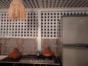 Nhà bếp/bếp nhỏ tại sea view apartment with rooftop in Aourir +64 ảnh