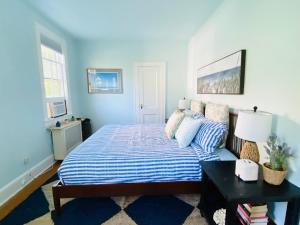 Postel nebo postele na pokoji v ubytování Charming 2br downtown Old Greenwich near train to NYC