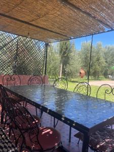 una mesa y sillas sentadas bajo una tienda en La gazelle, 