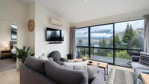 Χώρος καθιστικού στο Quartz Rise Retreat - Amazing Lake and Mountain Views