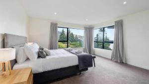 Ένα ή περισσότερα κρεβάτια σε δωμάτιο στο Quartz Rise Retreat - Amazing Lake and Mountain Views