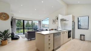 Η κουζίνα ή μικρή κουζίνα στο Quartz Rise Retreat - Amazing Lake and Mountain Views