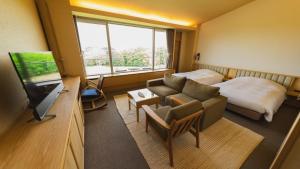 富良野ホテル Furano Hotel的电视和/或娱乐中心